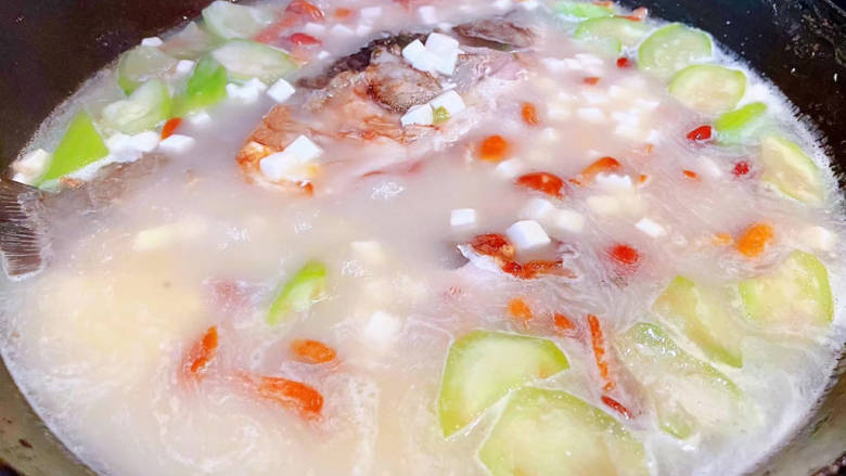 鲫鱼豆腐菇菌汤,所有食材完全熟透入味即可出锅享用