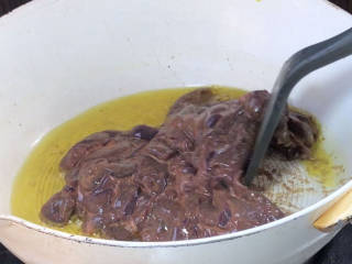 泡椒芹菜炒猪肝,再起锅热油，中火放入猪肝，炒至变色