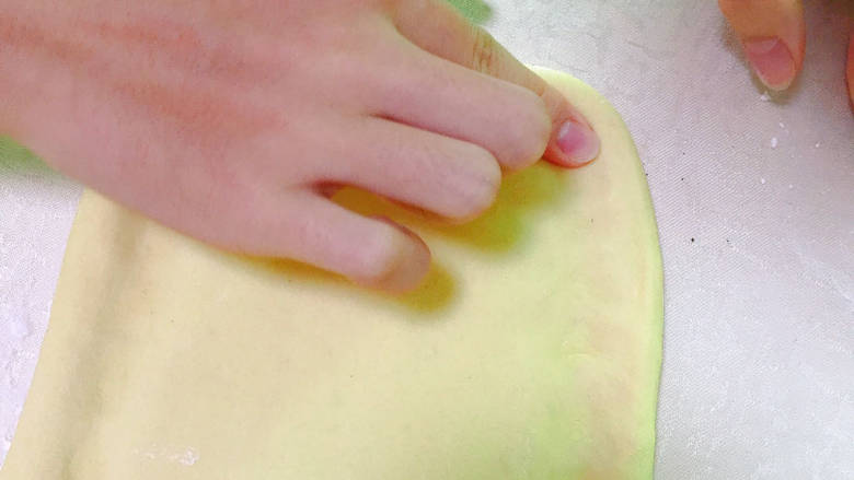 榴莲苹果披萨,用的小烤箱，就按照烤盘形状做了两个饼胚，用食指在外延1cm处按压一圈（卷边、压花随自己喜好来）
