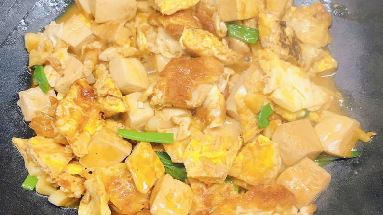 鸡蛋炖豆腐,翻拌均匀出锅