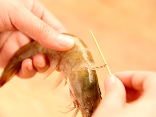 虾仁豆腐煲,先把虾洗干净，把虾线挑出来。