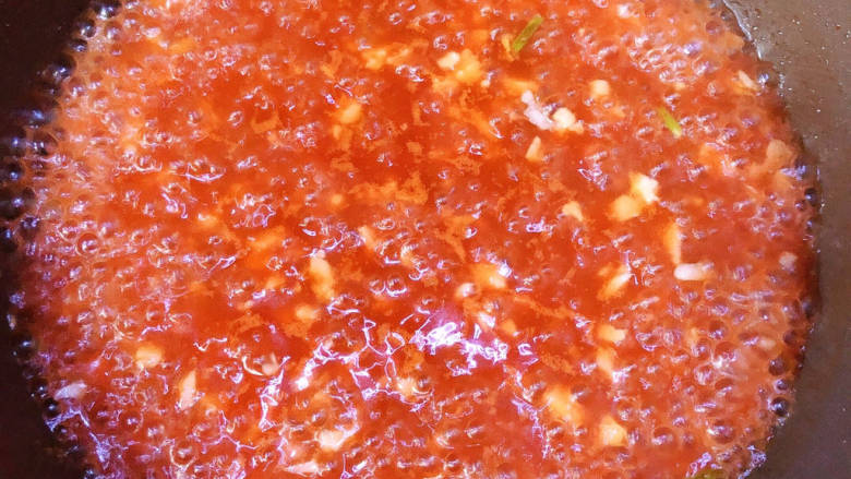 茄汁狮子头,倒入少许水，煮两分钟入味。