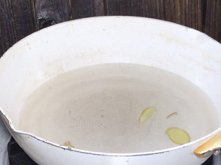 牛肉丸子汤,起锅注入适量清水，放入姜，烧至锅边冒泡
