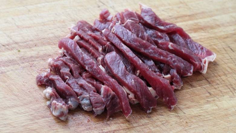 青椒爆炒牛里脊,牛肉洗净切成小手指粗细的条状。