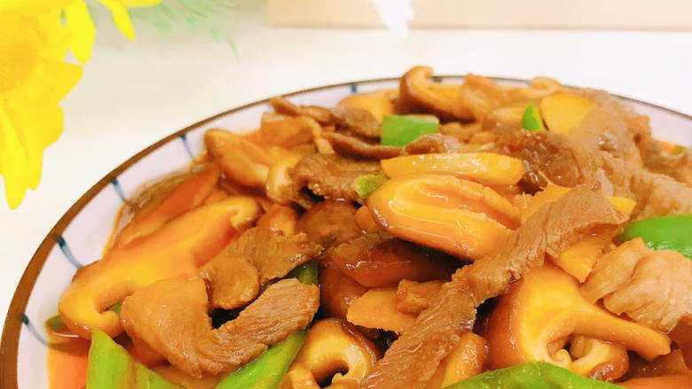 香菇炒肉片,装盘食用