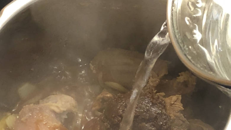 潮汕沙茶牛肉煲,加入开水，开水要加到盖住肉。