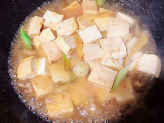 虾仁豆腐煲,加入适量开水，慢炖10分钟入味。