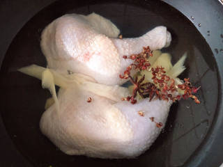 凉拌麻辣鸡丝,锅中放入鸡腿、水、姜、料酒、花椒粒、大料，中火煮15分钟。