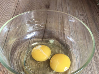 豆腐蛋花汤,鸡蛋打入碗中，划打成蛋液