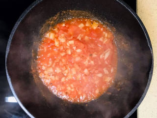 番茄藕丁,翻炒熟，撒上半勺糖中和一下，就可以关火了