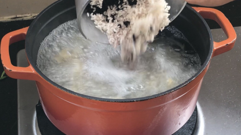 银耳双米粥,加入双米和冰糖，搅拌至沸腾