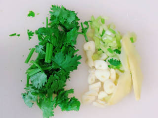 冬瓜瘦肉汤,准备好葱姜蒜、香菜。