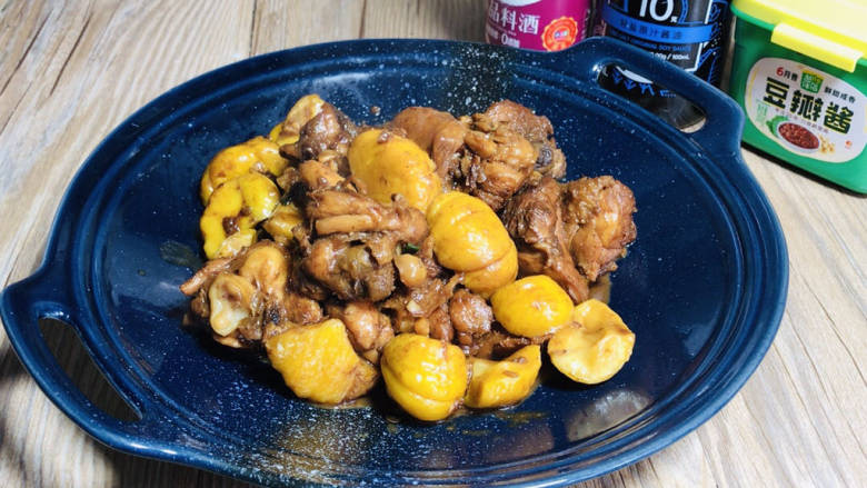 板栗焖鸡肉,出锅装盘