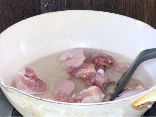 板栗焖鸡肉,起锅放入鸡肉和适量清水，煮沸至出血污，捞出沥水