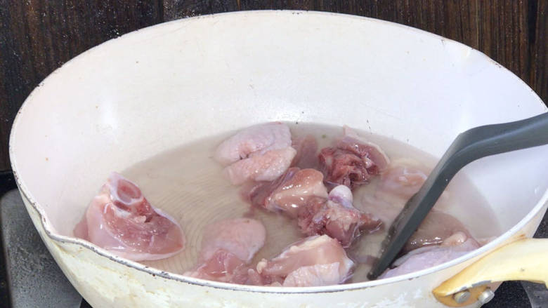 板栗焖鸡肉,起锅放入鸡肉和适量清水，煮沸至出血污，捞出沥水