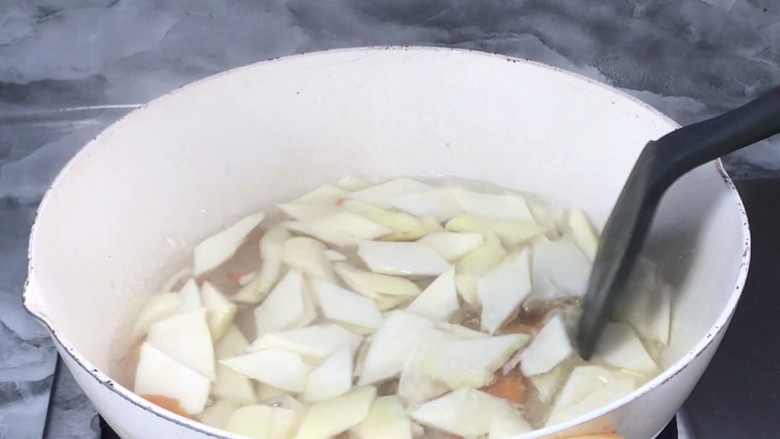 蒜香茭白,放入胡萝卜煮沸，再放入茭白煮断生，捞出备用