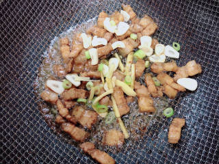 干锅菜花五花肉,放入葱姜蒜爆香。
