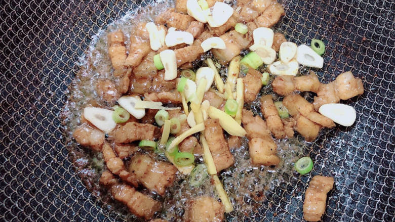干锅菜花五花肉,放入葱姜蒜爆香。