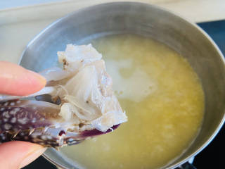 蟹肉粥,放入处理干净的梭子蟹