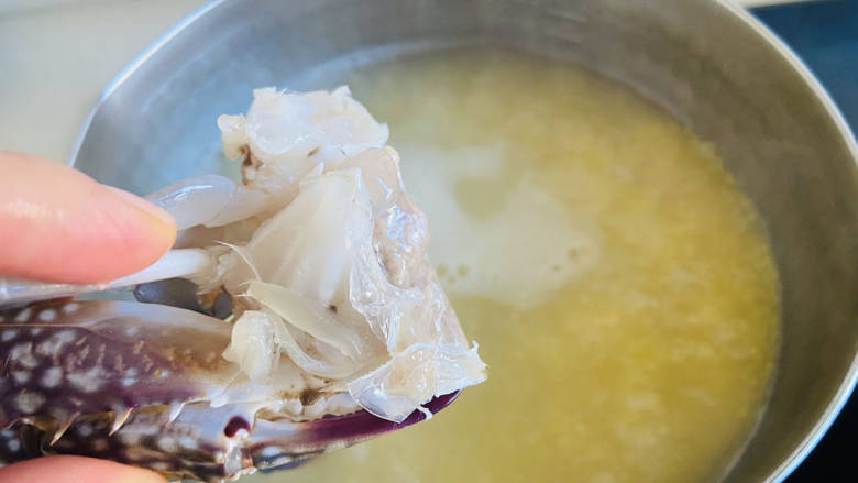 蟹肉粥,放入处理干净的梭子蟹