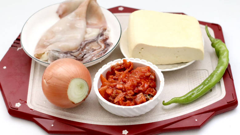 韩式泡菜鱿鱼豆腐煲,首先备齐所有的食材。