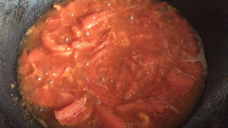 番茄鸡蛋盖浇饭,加入两汤勺清水煮开