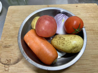 红焖牛肉煲➕胡萝卜土豆红焖牛腩堡,其他配菜：番茄两个，土豆一个，胡萝卜大半个女，洋葱半个