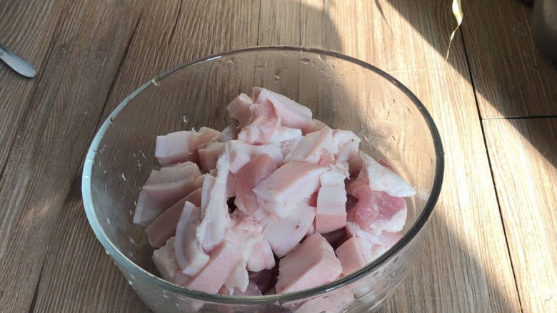 菱角烧肉,猪肉洗净，切成小块备用