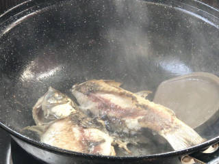香烤鲫鱼,煎出香味至能看到底部变色，翻面煎至两面金黄