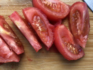 番茄黄瓜炒蛋,捞出番茄去皮切块。