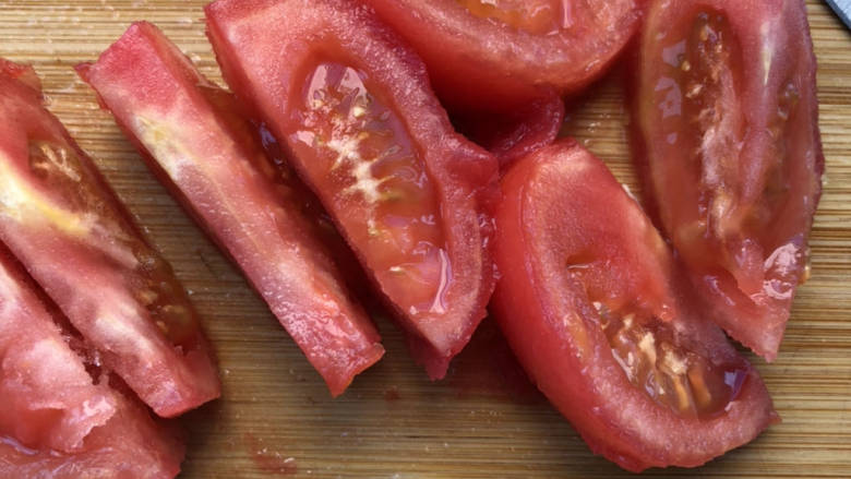 番茄黄瓜炒蛋,捞出番茄去皮切块。