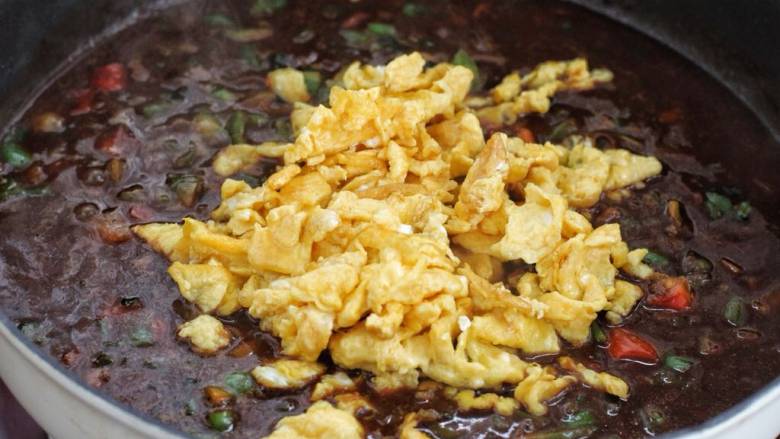 家常拌面,再将炒好的鸡蛋倒入锅中，混合翻炒均匀。