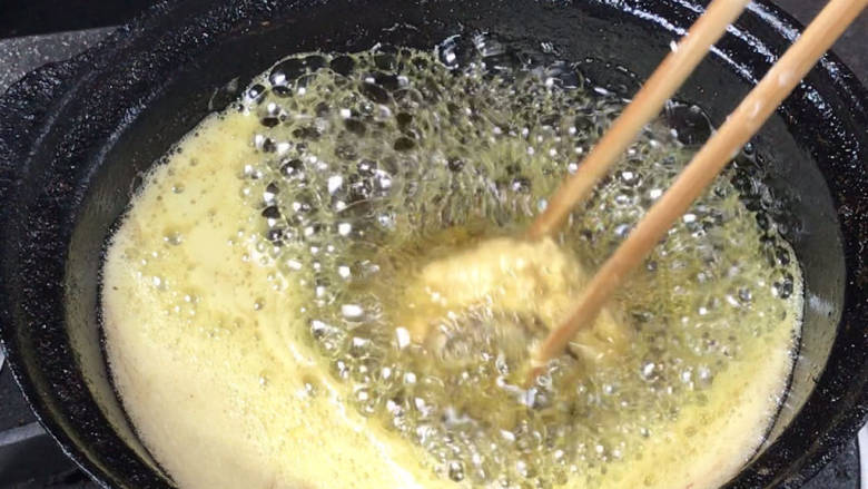 豆腐鲍鱼,放入4成热的油锅中炸至定型再松筷子