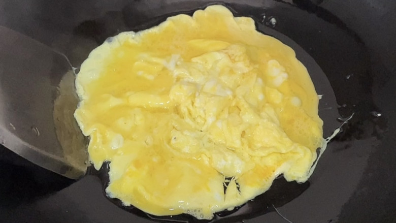 包菜胡萝卜炒鸡蛋,煎制鸡蛋凝固