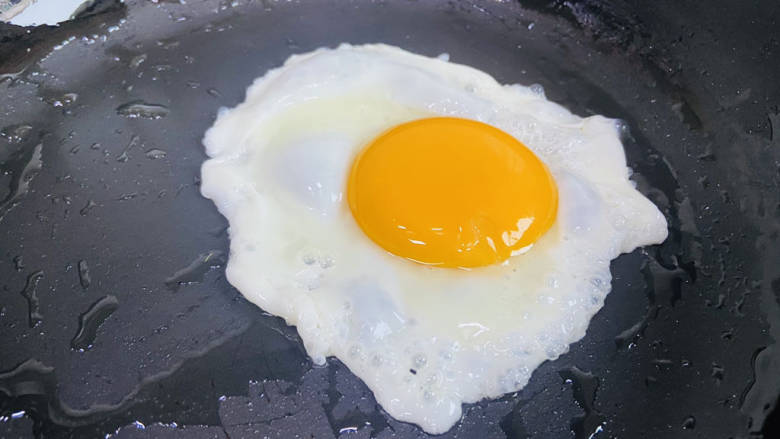糖醋鸡蛋,锅中加入适量食用油，打入鸡蛋
