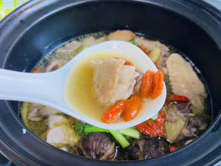蘑菇鸡肉浓汤,搅拌均匀即可食用