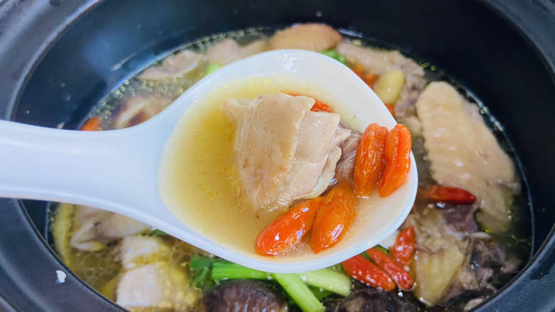 蘑菇鸡肉浓汤,搅拌均匀即可食用