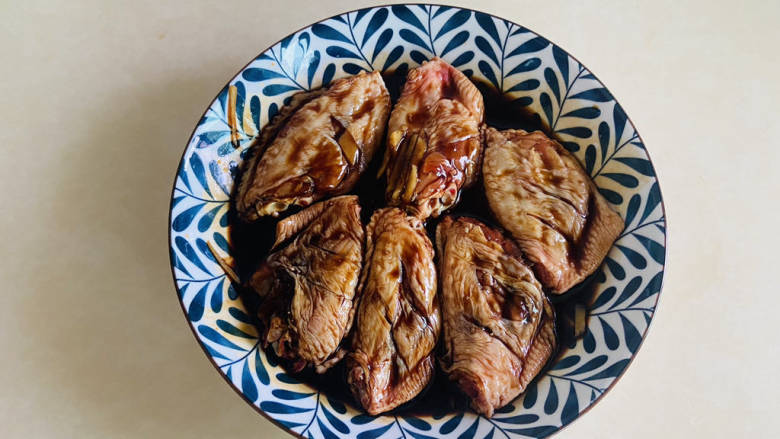 红酒炖鸡翅,抓匀腌制二十分钟