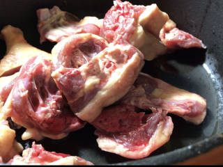 红枣香菇豚汤,豚肉洗净，沥水后放入炖锅中