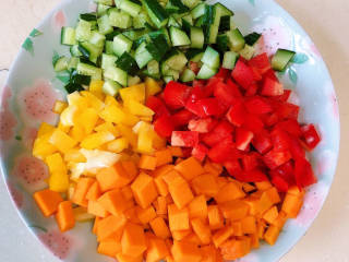 杂炒时蔬,准备些南瓜丁、红椒、黄椒、黄瓜丁。