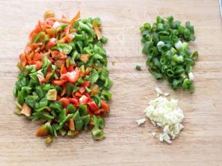 家常拌面,青椒洗净后去籽切成小丁块，小葱切葱花，大蒜切碎。