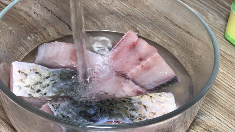 平菇豆腐清炖鱼汤,腌制好的鱼块再次洗净，沥水