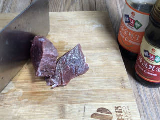 酸辣椒炒牛肉,找出牛肉的纹路，先切成大块，割去筋膜