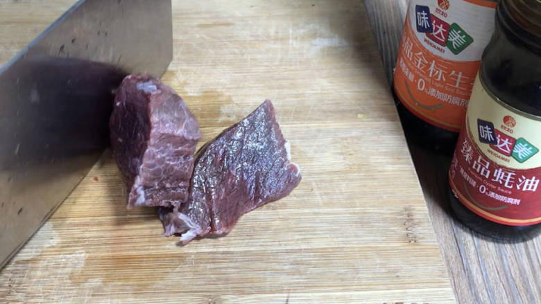 酸辣椒炒牛肉,找出牛肉的纹路，先切成大块，割去筋膜