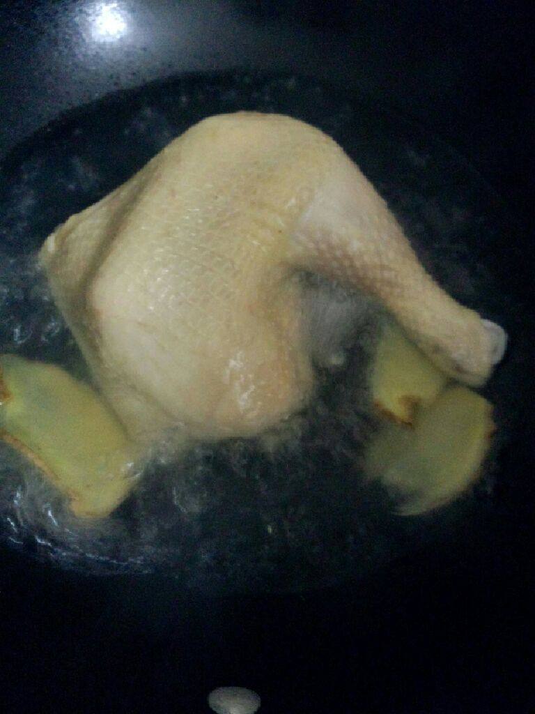 白切鸡,锅加水烧开把鸡  姜一起放入大火煮开