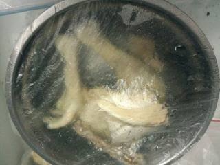 白切鸡,在盖上保鲜膜放入冷冻冻十五分钟