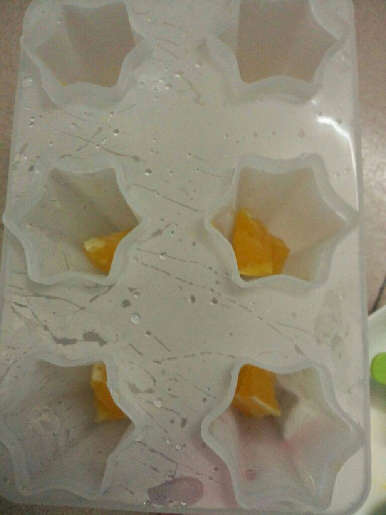 香橙牛奶冰棒,拿出模具放入刚才备好的香橙