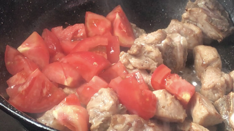 番茄排骨煲,加入番茄，翻炒均匀至香