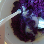 紫薯可可卷 ,紫薯泥内加入炼乳、牛奶拌匀
