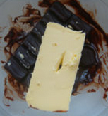 裂纹巧克力曲奇,黄油、黑巧克力隔水加热，搅拌至溶化成液态